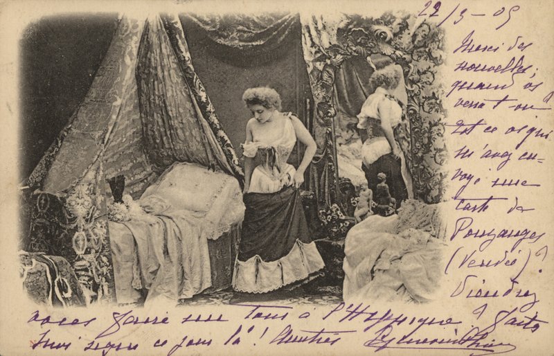 Nainen riisuutumassa peilissä tekijältä French Photographer
