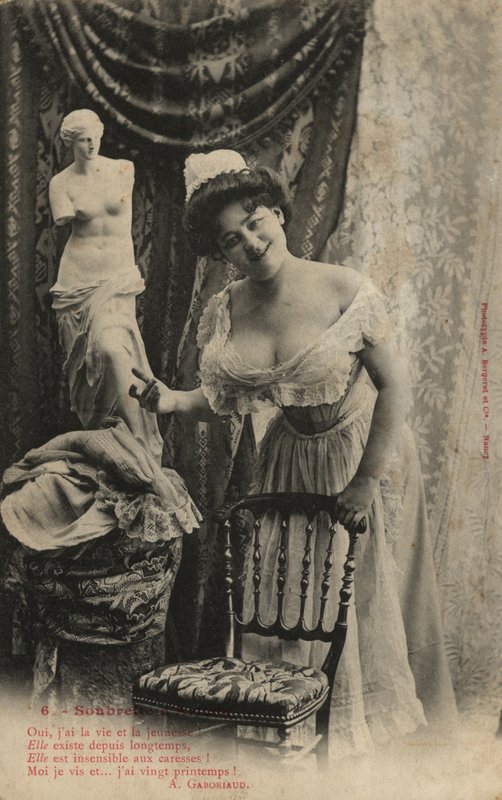 Nainen Venus de Milo -patsaan kanssa tekijältä French Photographer