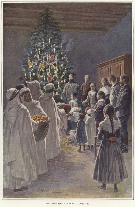 Perheryhmä katselemassa seimiä joulukuusen vieressä tekijältä French School