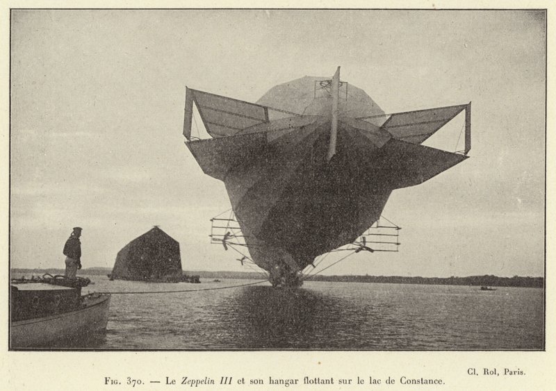 Zeppelin III ja sen kelluva hangaari Bodenjärvellä (kaiverrus) tekijältä French School
