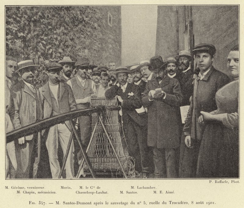 M Santos-Dumont nro 5:n pelastamisen jälkeen, Ruelle du Trocadero, 8. elokuuta 1901 (kaiverrus) tekijältä French School