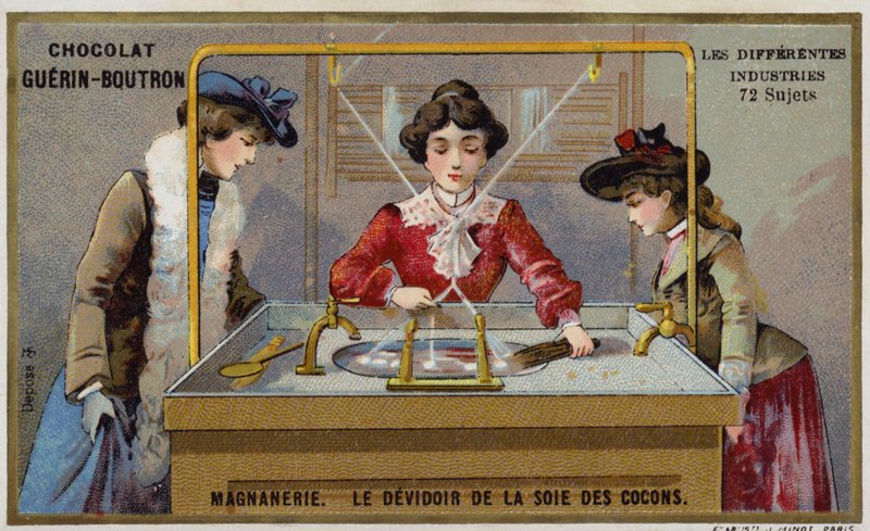 Silkin valmistus. Kuitujen kehräys kelalle (chromolitho) tekijältä French School