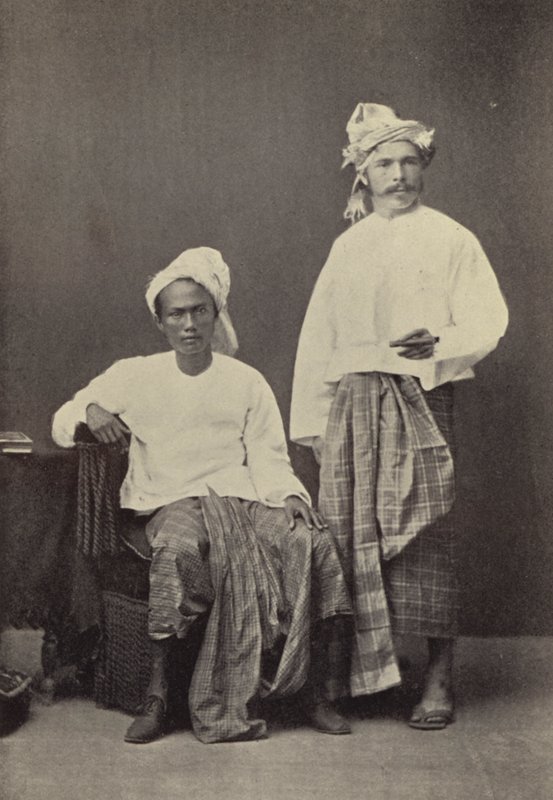 Burma: Burmalaispukuinen kirjailija (1878) jalkapallotoverinsa kanssa (m/v kuva) tekijältä Georges Bertin Scott