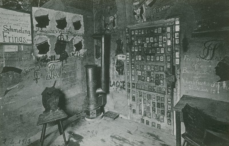 Huone, jonka seinillä on graffiteja, joissa viitataan Busschen ja Waldowin kaltaisiin merkittäviin aikalaisiin. Vuonna 1913 lähetetty postikortti. tekijältä German Photographer