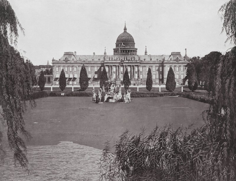 Potsdam, kaupungintalo ja Neptunuksen suihkulähde (s/w kuva) tekijältä German Photographer