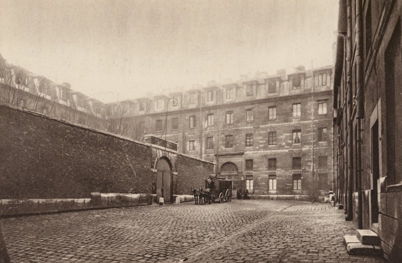 Pariisi: Cour interieure de St-Lazare, la prison des femmes; St-Lazaren sisätilojen tuomioistuin, naisvankila (s/w valokuva). tekijältä Henri Manuel