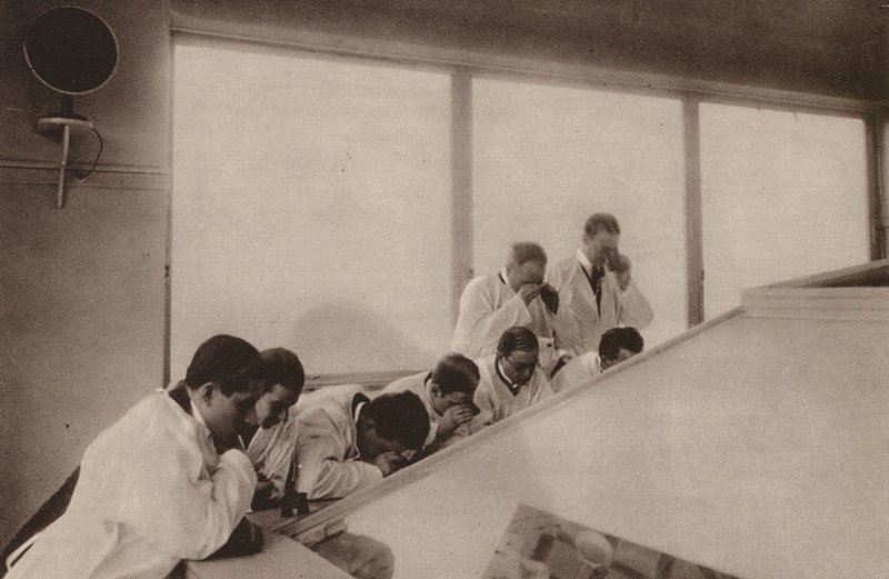 Pariisi: Pendant une operation, dans un hopital moderne; Leikkaus ylhäältä katsottuna sairaalassa (s/w valokuva). tekijältä Henri Manuel