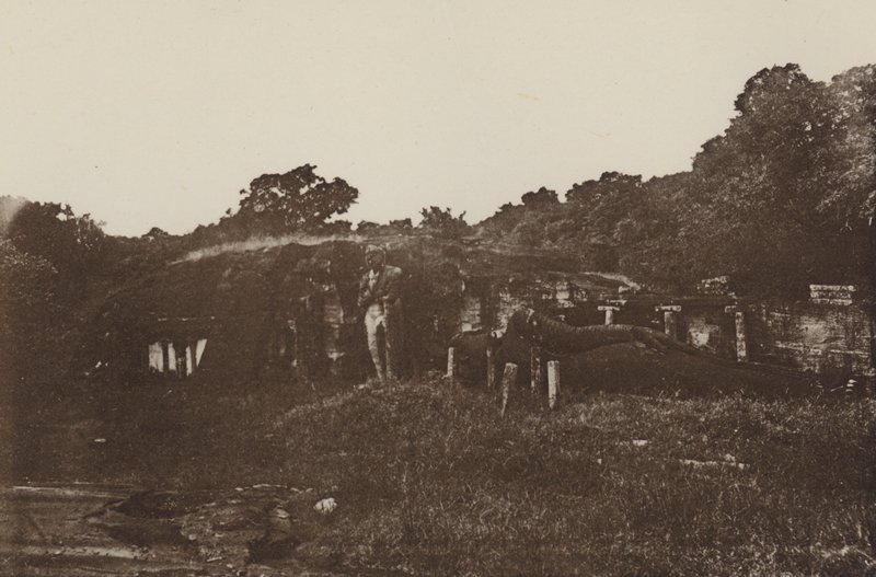 Ciutats en ruïnes de Ceilan: Temple de la roca a Polonnaruwa (foto b/n) finlandès tekijältä Henry W. Cave