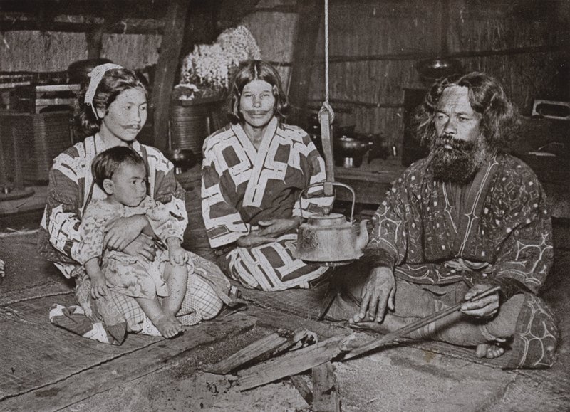 Ainu Mies ja naiset kotona (m/v kuva) tekijältä Herbert Ponting
