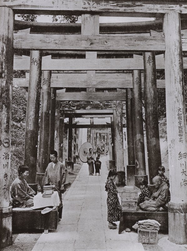 Avenue of Torii Inarin temppelissä (m/v kuva) tekijältä Herbert Ponting