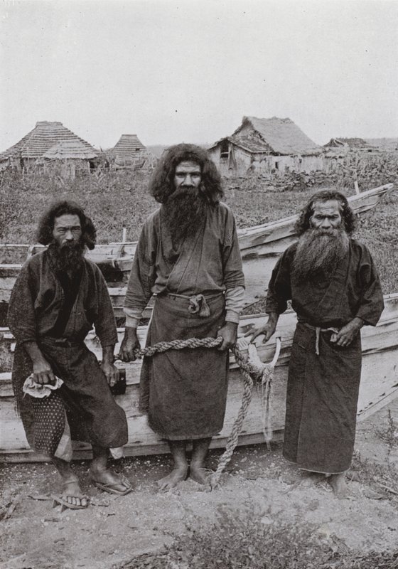 Happukonno, metsästäjä (keskellä) ja kaksi Ainu-kalastajaa (m/v kuva) tekijältä Herbert Ponting