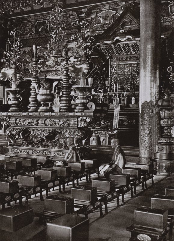 Buddhalaisen temppelin sisustus (m/w kuva) tekijältä Herbert Ponting