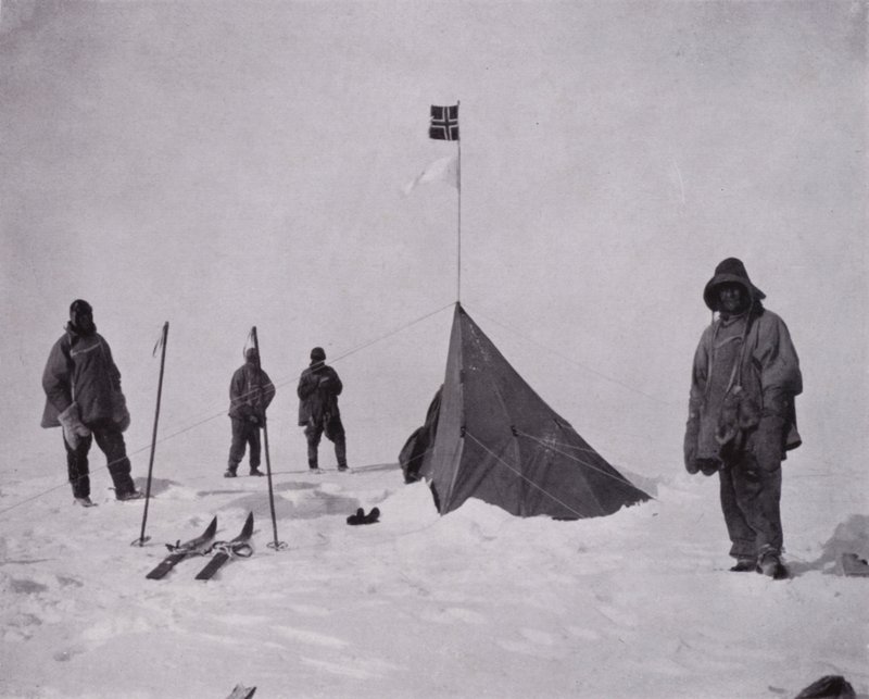 "Se oli musta lippu, Norjan lippu. Amundsen oli ensimmäisenä tangossa" (m/w kuva) tekijältä Herbert Ponting
