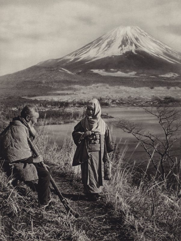 Japani 1920-luvulla: Fuji, Japanin pyhin vuori (m/w kuva) tekijältä Herbert Ponting