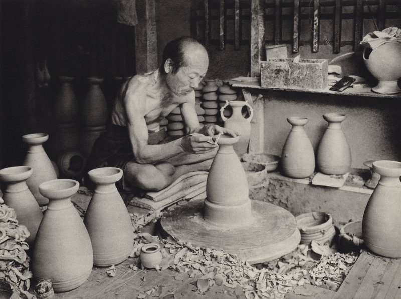 Japani 1920-luvulla: Potter työssään (m/w kuva) tekijältä Herbert Ponting