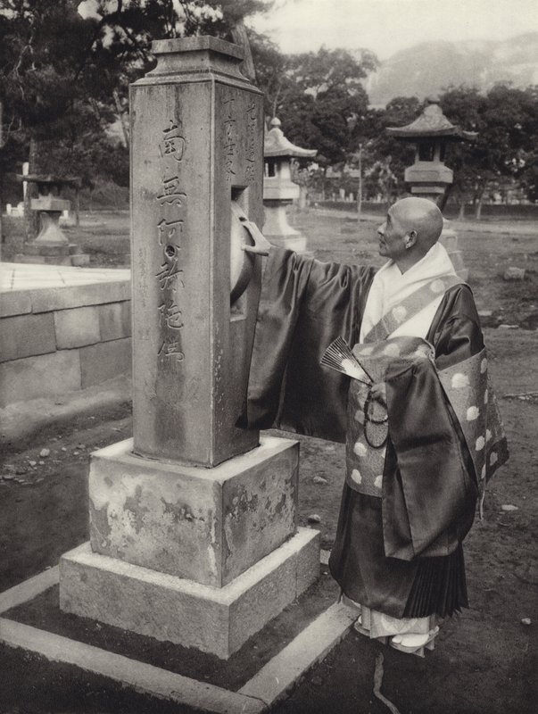 Japani 1920-luvulla: rukouspyörä ja buddhalainen pappi (m/v kuva) tekijältä Herbert Ponting