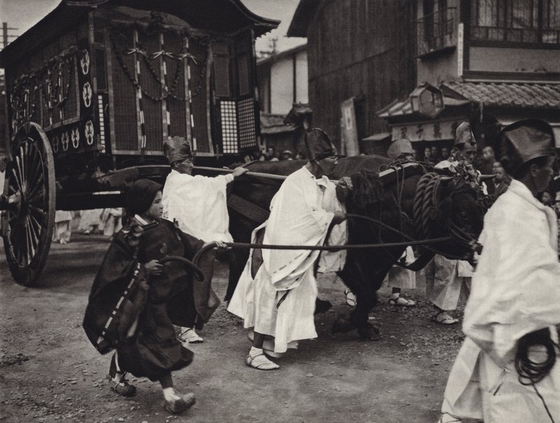 Japani 1920-luvulla: korkea-arvoisen henkilön shintoistiset hautajaiset (m/w kuva) tekijältä Herbert Ponting