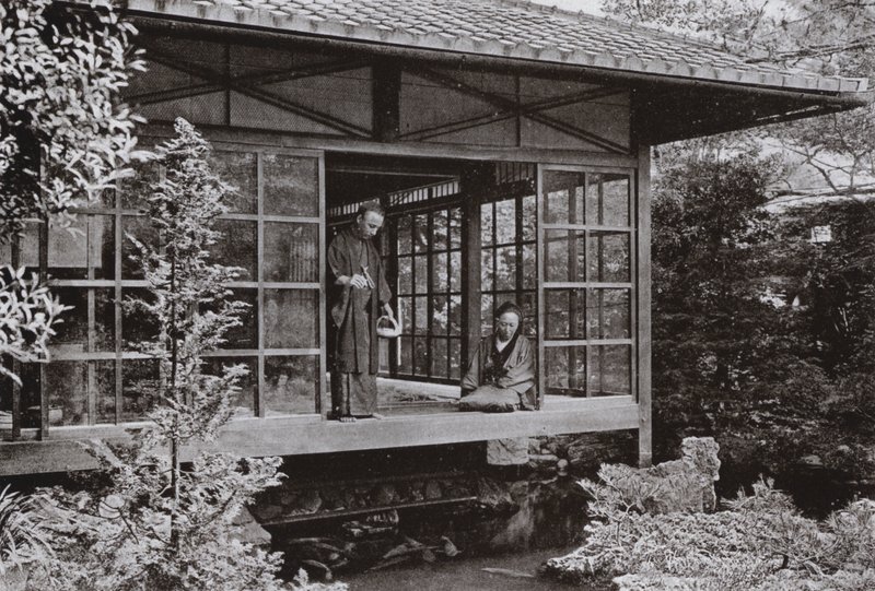 Namikawa San ruokkii karppiaan (m/w kuva) tekijältä Herbert Ponting