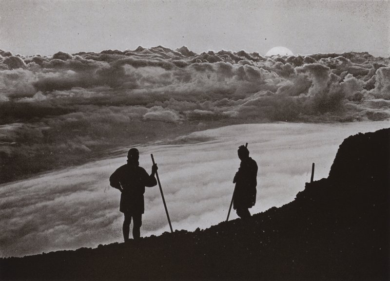 Auringonlasku Fujin huipulta (m/w kuva) tekijältä Herbert Ponting