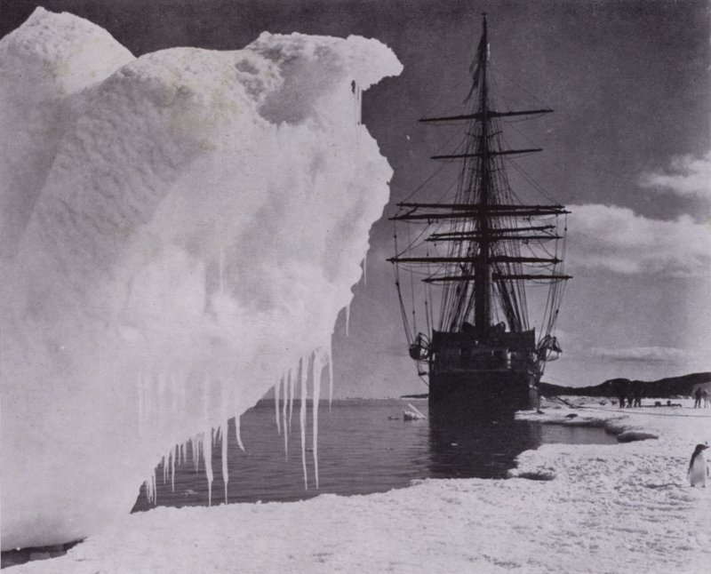 "Laskeutuminen jääjalan alueelle lähellä Cape Evansia" (m/v kuva) tekijältä Herbert Ponting