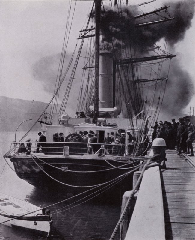 "Pieni laiva lähti Port Chalmersista matkansa viimeisessä vaiheessa" (m/v kuva) tekijältä Herbert Ponting