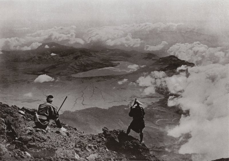 Kaksi mailia pilvien yläpuolella, "Three-Days-Moon" -järvi Fujin huipulta (m/v kuva) tekijältä Herbert Ponting