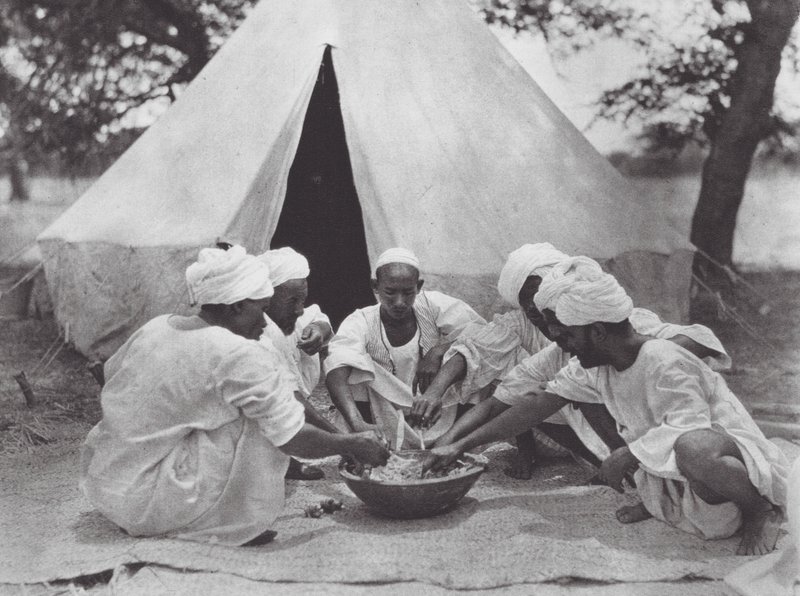 Afrikka: Afrikka: Arabimerimiehet aterioimassa (s/w-kuva). tekijältä Hugo Adolf Bernatzik