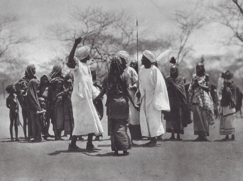 Afrikka: Aulad Hamid tanssi (s/w kuva). tekijältä Hugo Adolf Bernatzik