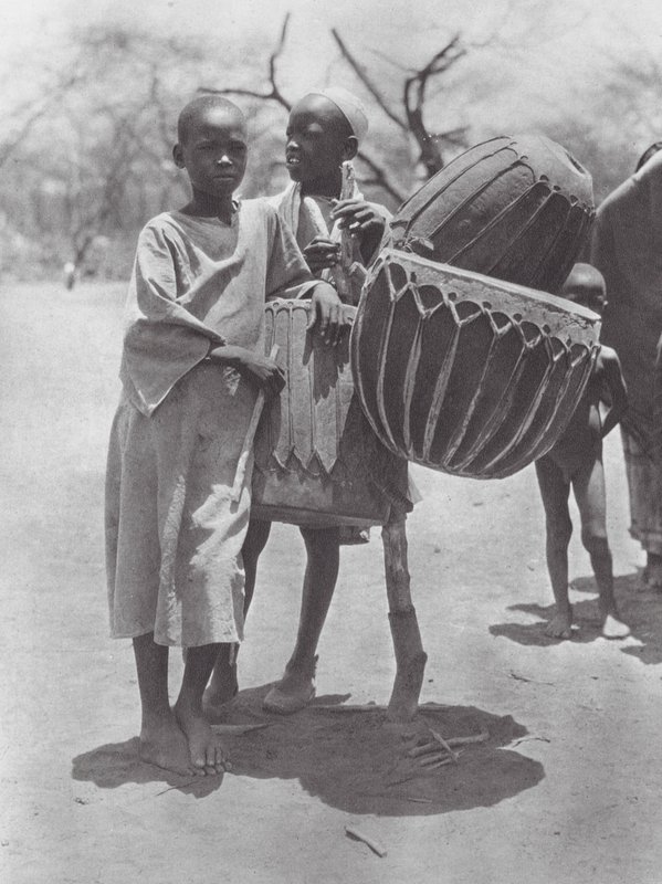 Afrikka: Aulad Hamid rummut (s/w-kuva). tekijältä Hugo Adolf Bernatzik