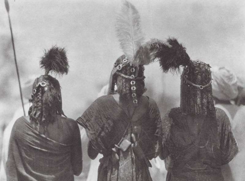 Afrikka: Aulad Hamidin päähine (s/w-kuva). tekijältä Hugo Adolf Bernatzik