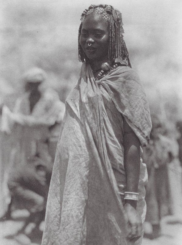 Afrikka: Aulad Hamid hopea ja meripihka koriste (s/w kuva). tekijältä Hugo Adolf Bernatzik