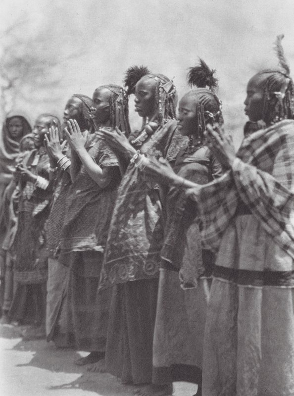 Afrikka: Aulad Hamidin naiset taputtavat aikaa tanssissa (s/w kuva). tekijältä Hugo Adolf Bernatzik