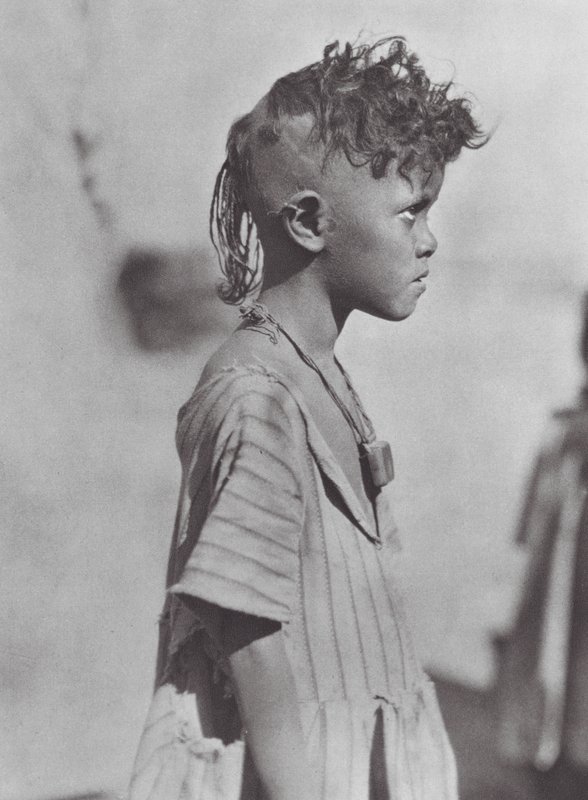 Afrikka: Bisharin-lapsi amuletin kanssa (s/w-kuva). tekijältä Hugo Adolf Bernatzik