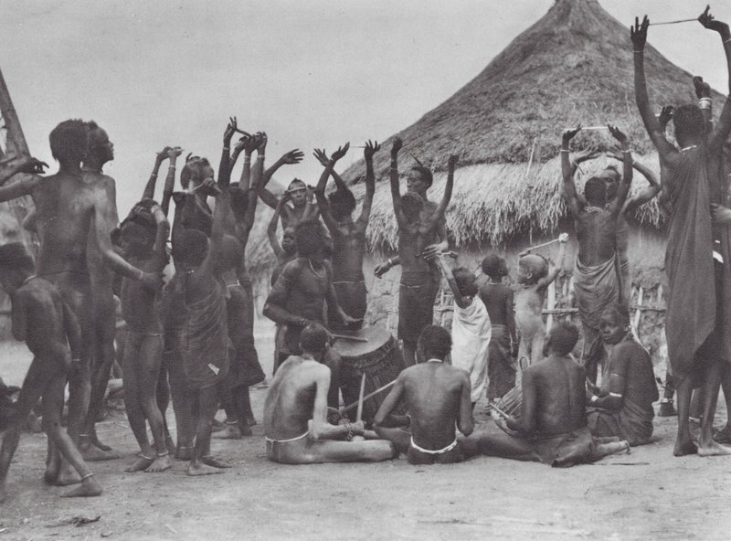 Afrikka: Dinka-lehmätanssi (s/w-kuva). tekijältä Hugo Adolf Bernatzik