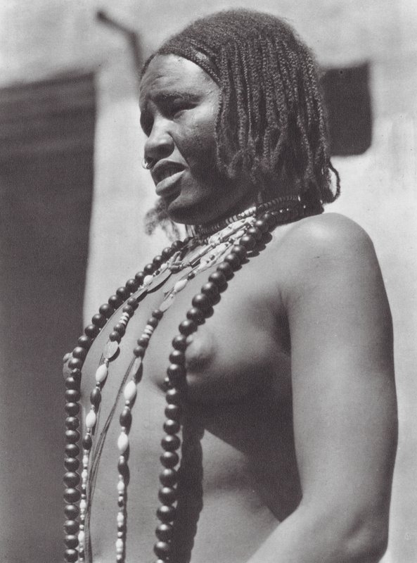 Afrikka: Gawazi, ammattitanssija (s/w-kuva). tekijältä Hugo Adolf Bernatzik