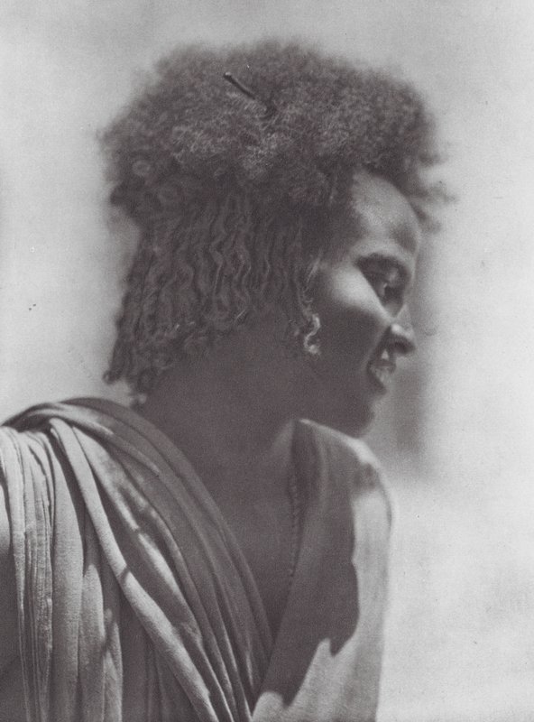 Afrikka: Hadendoan nuoriso, Itä-Sudan (s/w-kuva) tekijältä Hugo Adolf Bernatzik