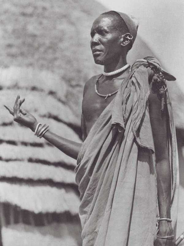 Afrikka: Tongan päällikkö (s/w-kuva) tekijältä Hugo Adolf Bernatzik