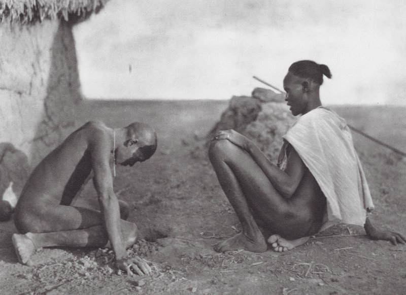 Afrikka: (s/w-kuva): Lääkärimies vuotaa verta potilaalta (s/w-kuva) tekijältä Hugo Adolf Bernatzik