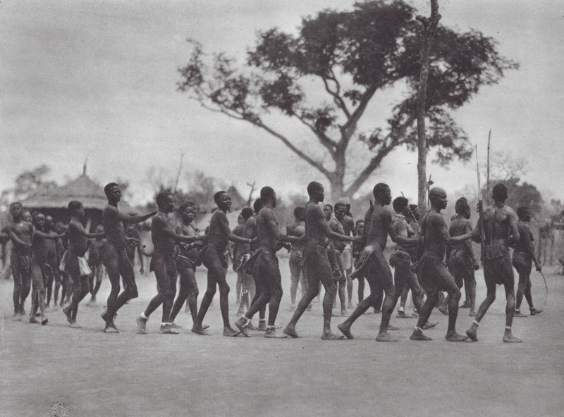 Afrikka: Moru-tanssi (s/w-kuva) tekijältä Hugo Adolf Bernatzik