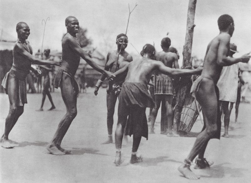 Afrikka: Moru Round Dance (s/w valokuva) tekijältä Hugo Adolf Bernatzik