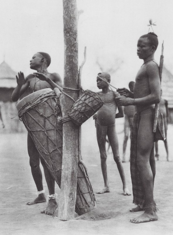 Afrikka: Moru-miehet soittavat rumpuja (s/w-kuva). tekijältä Hugo Adolf Bernatzik