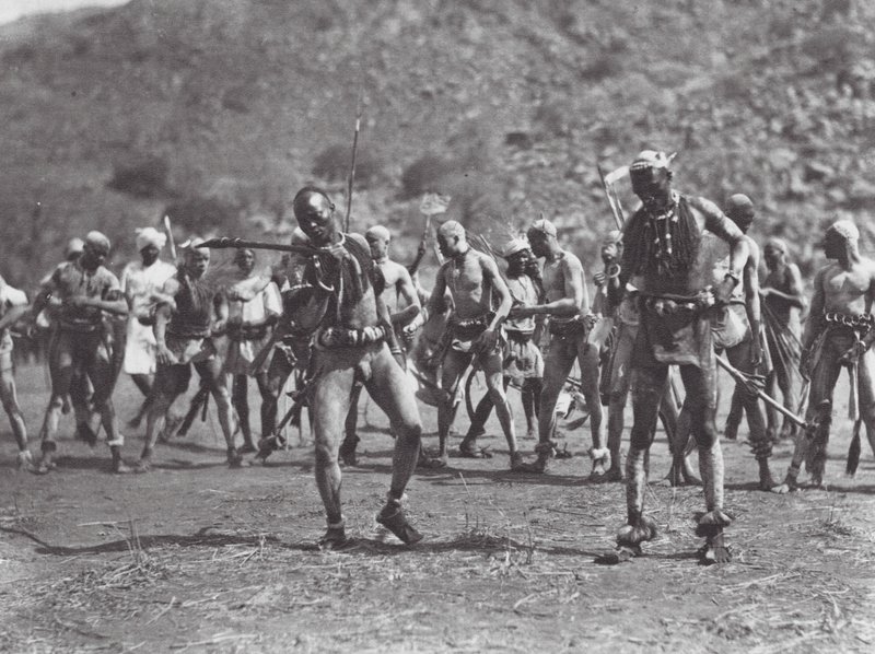 Afrikka: (s/w-kuva): Nuba rattitanssi (s/w-kuva). tekijältä Hugo Adolf Bernatzik