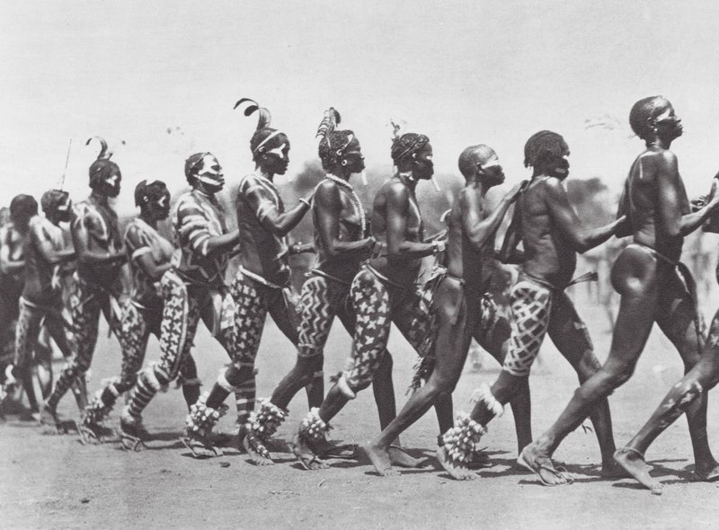 Afrikka: Nuba-naiset tanssivat (s/w-kuva). tekijältä Hugo Adolf Bernatzik