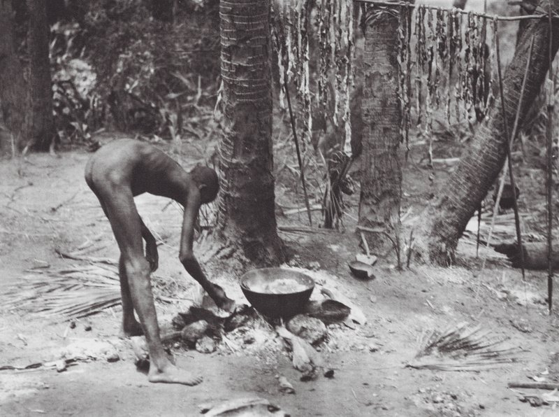 Afrikka: Nuer valmistaa krokotiilin lihaa (s/w-kuva). tekijältä Hugo Adolf Bernatzik