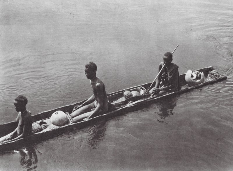 Afrikka: Nuerin kaivettu uoma Bahr el Zeraf -joella (s/w-kuva). tekijältä Hugo Adolf Bernatzik