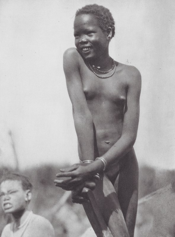 Afrikka: Nuer-tyttö (s/w-kuva) tekijältä Hugo Adolf Bernatzik
