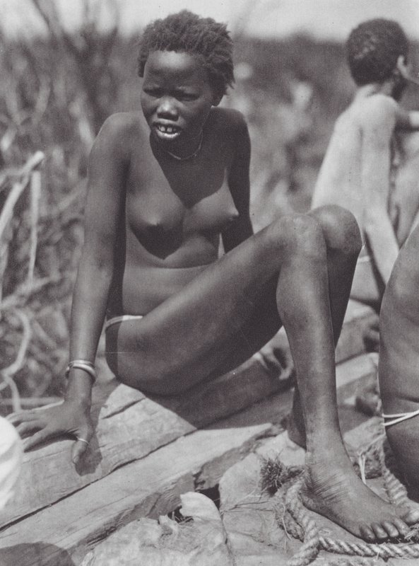Afrikka: Nuer-tyttö Bahr el Zerafilla (s/w-kuva). tekijältä Hugo Adolf Bernatzik