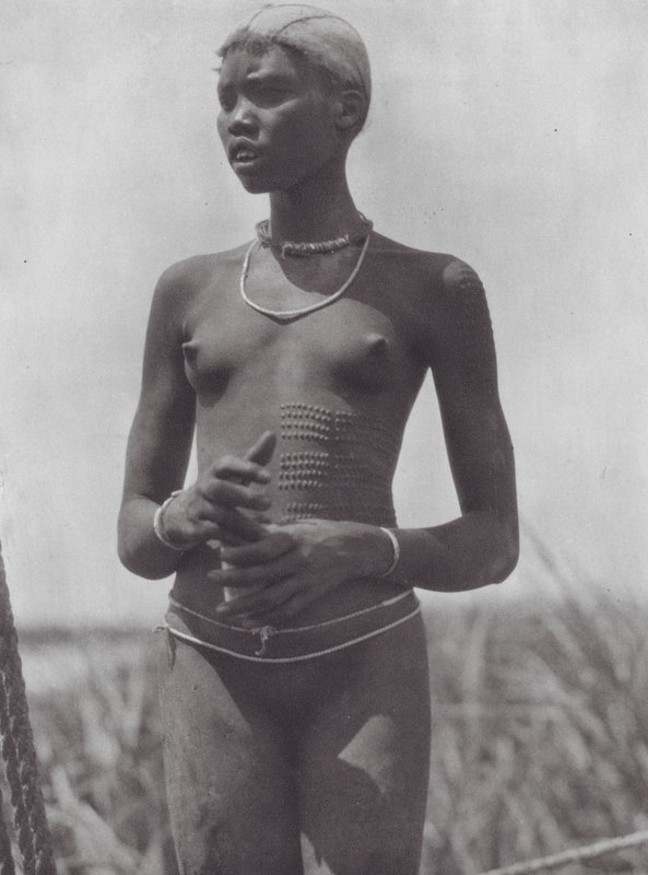 Afrikka: Nuer-tyttö, jolla on koristearpia (s/w-kuva). tekijältä Hugo Adolf Bernatzik