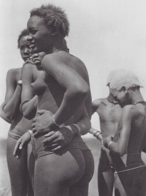 Afrikka: Nuer-tytöt ja -lapset (s/w-kuva). tekijältä Hugo Adolf Bernatzik