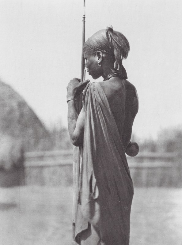 Afrikka: Nuer shilluk-puvussa (s/w-kuva). tekijältä Hugo Adolf Bernatzik